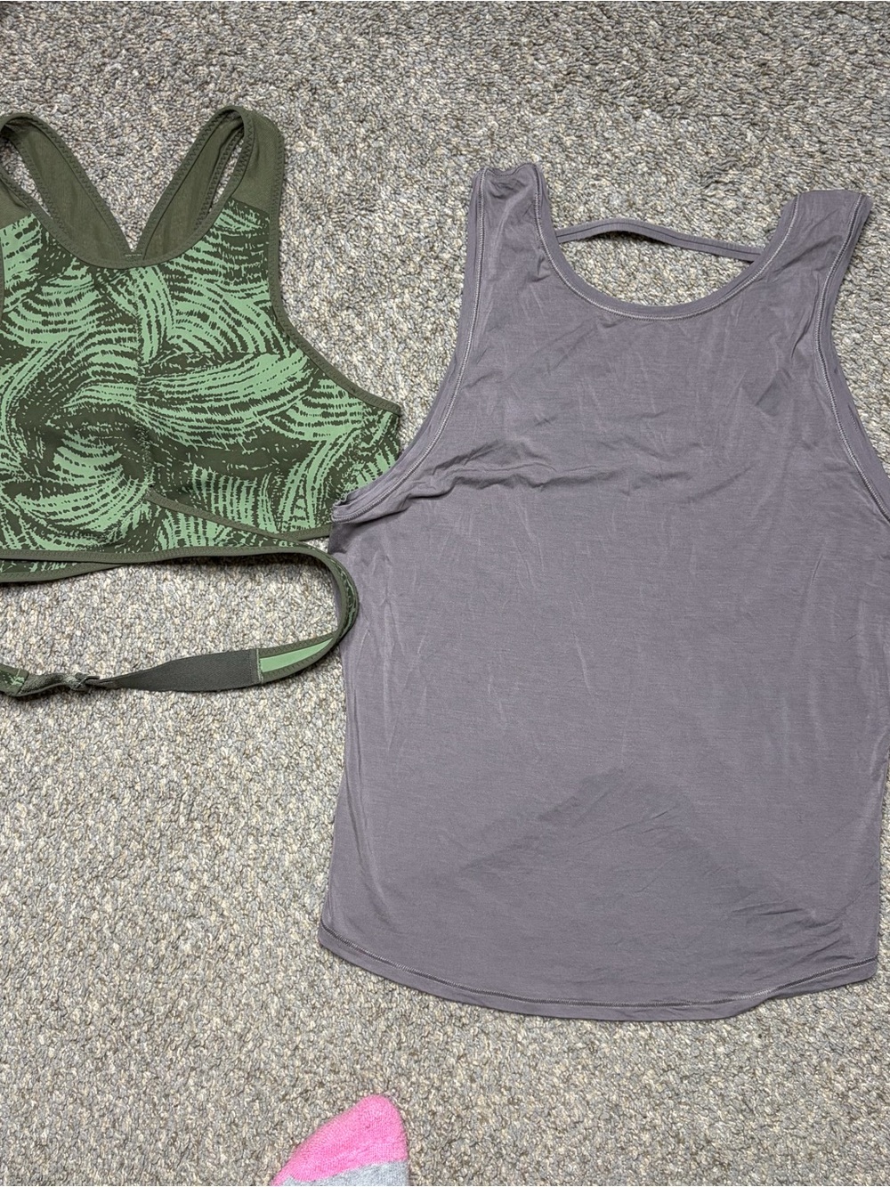 Bundle up of 2 Lululemon sports bra and tank size 6